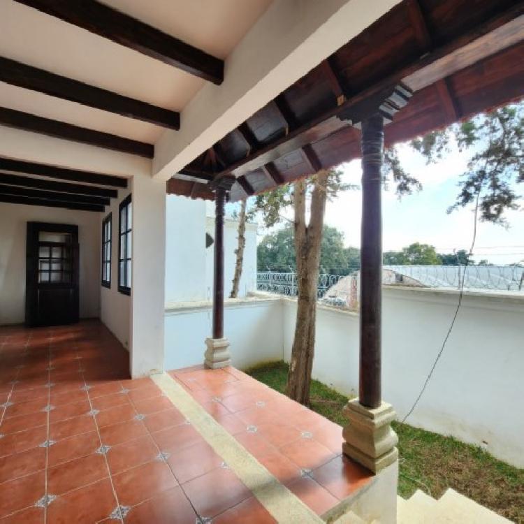 Casa con Jardín en Venta Zorzoyá San Lucas Sacatepéquez