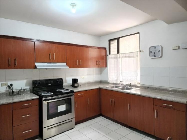 Apartamento Amueblado y Amplio en Renta Zona 14 Ciudad