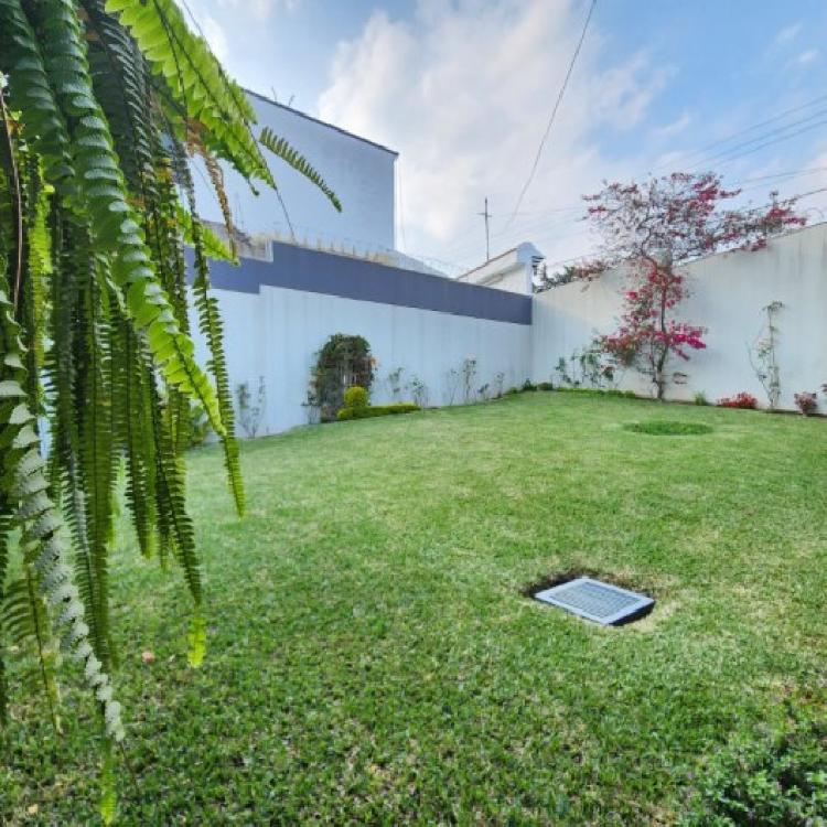 Casa en Venta de Un Nivel y Amplio Jardín San Cristóbal