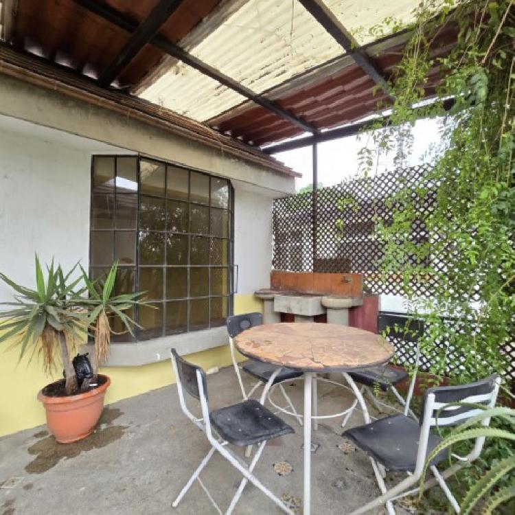 Casa en Venta Zona 11 Mariscal, con 3 apartamentos