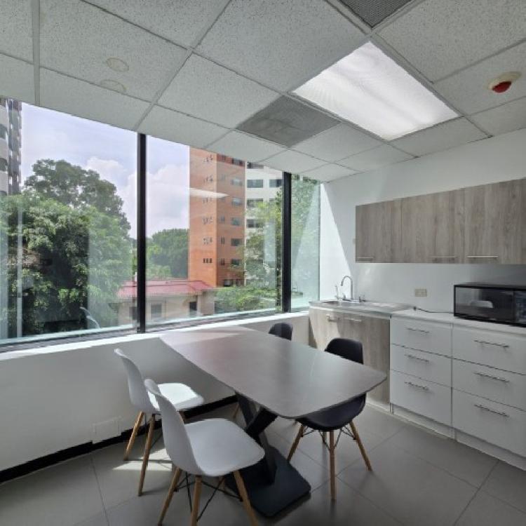 Oficina Amueblada y Equipada en Venta Zona 14 Europlaza