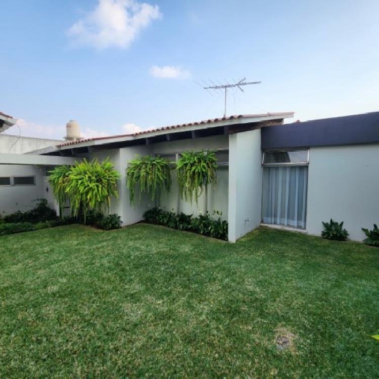 Casa en Venta de Un Nivel y Amplio Jardín San Cristóbal