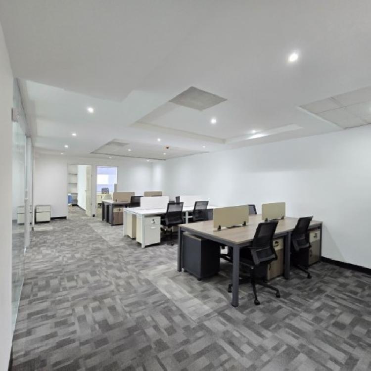 Oficina Amueblada y Equipada en Venta Zona 14 Europlaza