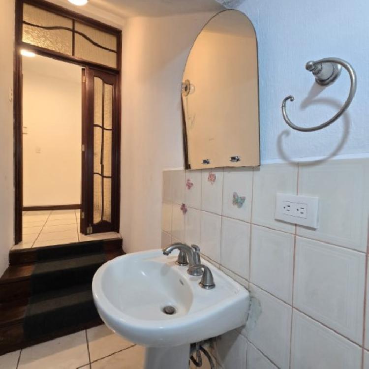 Casa en Renta Zona 16 Guatemala, afuera de garita
