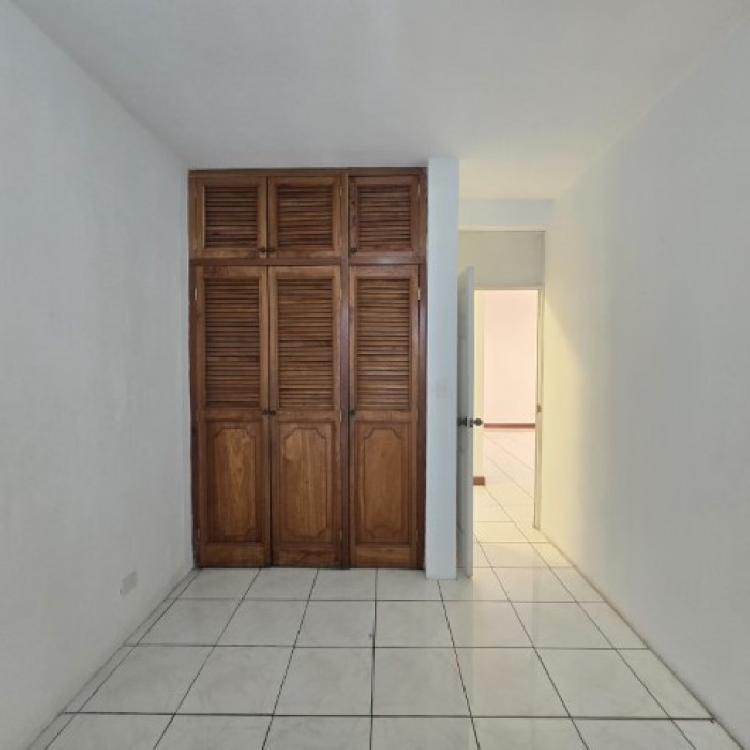 Casa en Renta Zona 16 Guatemala, afuera de garita