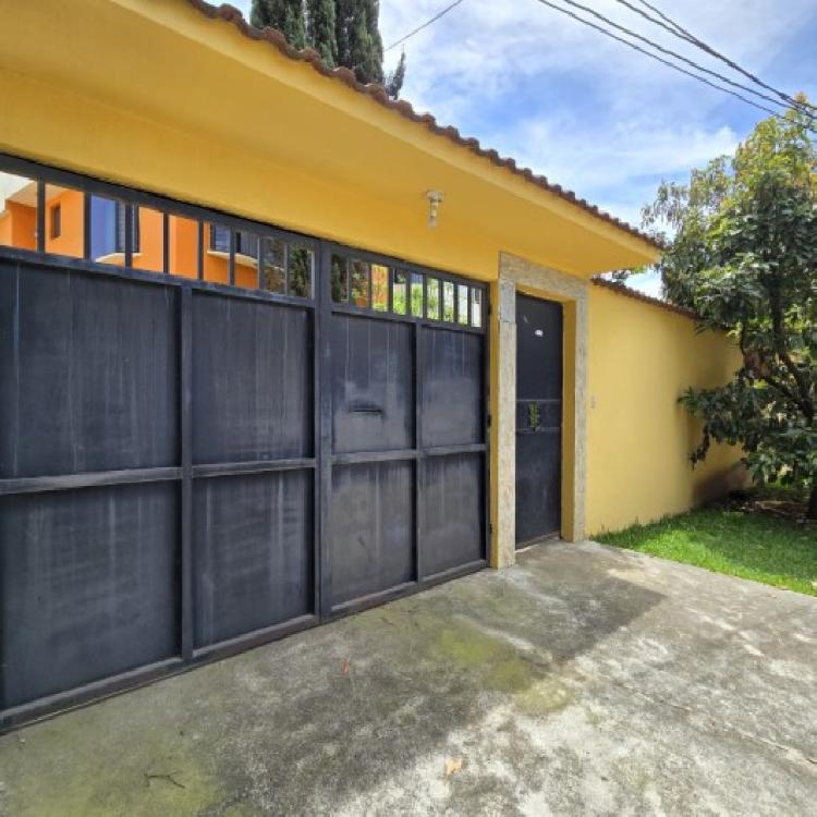 Casa grande en Venta en San Cristóbal y 2 Apartamentos