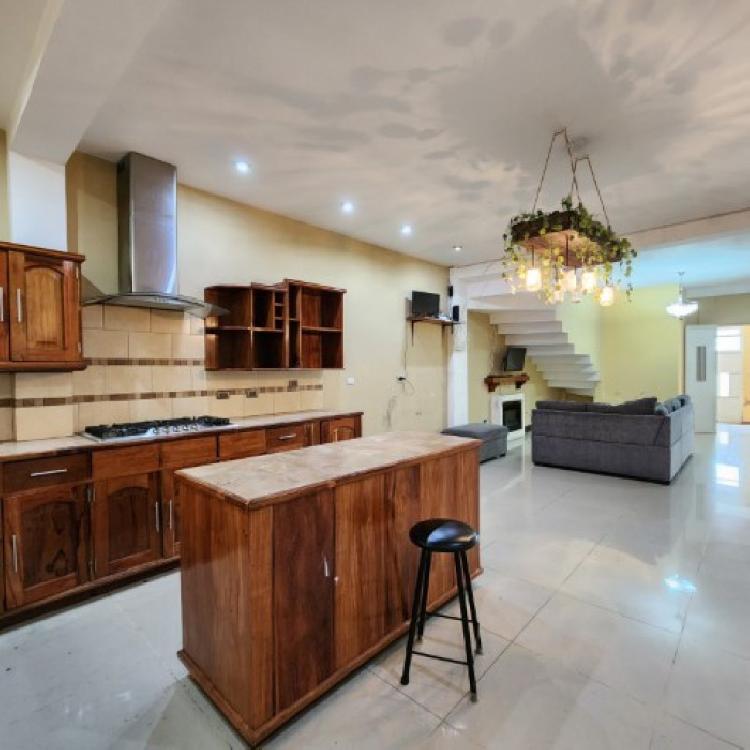 Casa en Venta Zona 10 de Mixco, Colonia La Corona