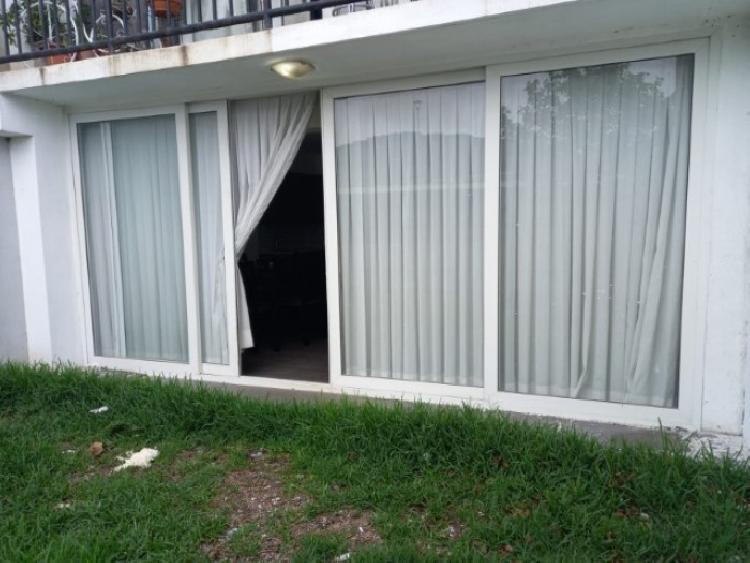 Apartamento amueblado  en Renta con Jardn Primer Nivel