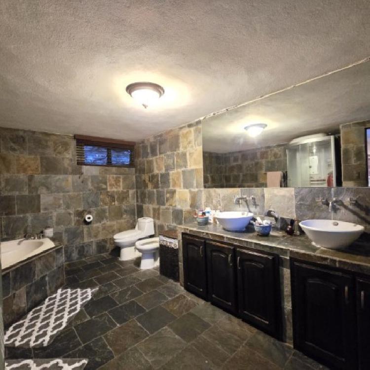 Casa en Venta en Condominio sobre Bulevar San Cristobal