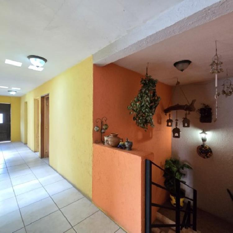 Casa grande en Venta en San Cristóbal y 2 Apartamentos