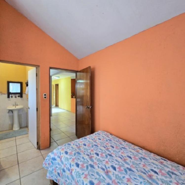 Casa grande en Venta en San Cristóbal y 2 Apartamentos