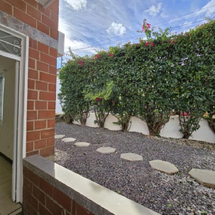 Casa en Renta San Cristóbal - Un Nivel y 4 Parqueos