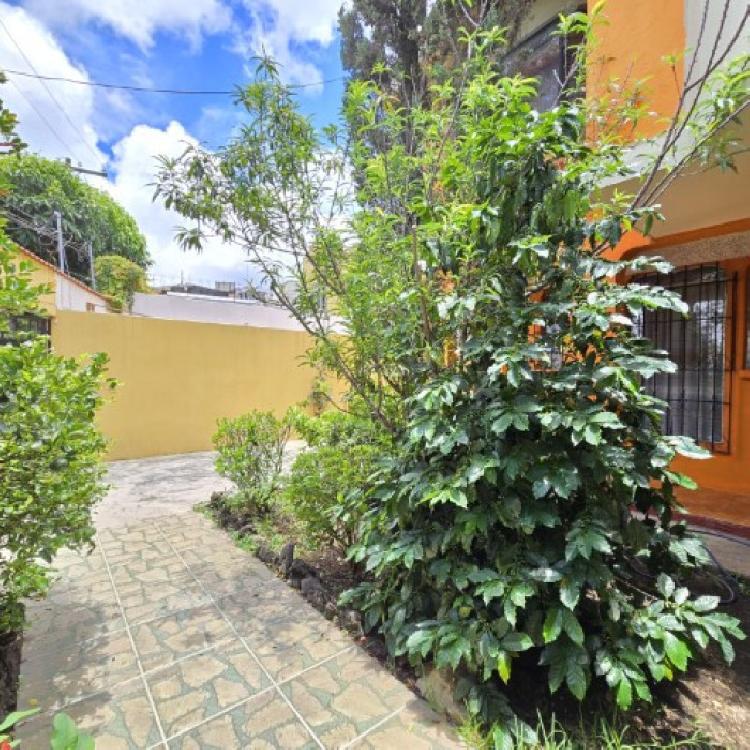 Casa grande en Venta en San Cristóbal y 2 Apartamentos