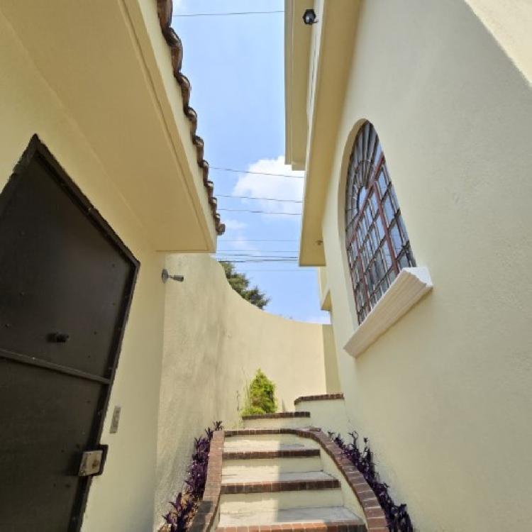 Casa en Venta San Cristóbal con 2 Locales o 5 Parqueos