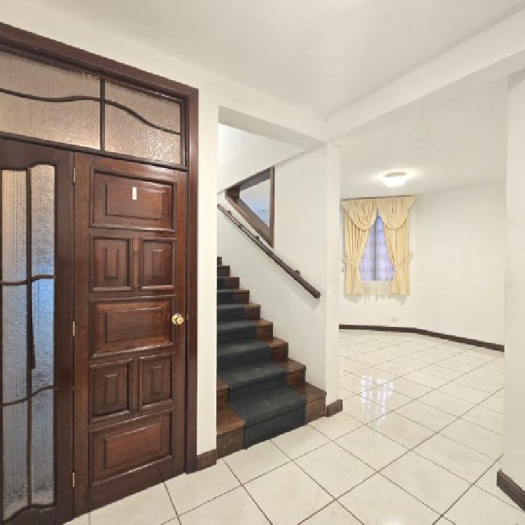 Casa en Renta Zona 16 Guatemala, afuera de garita