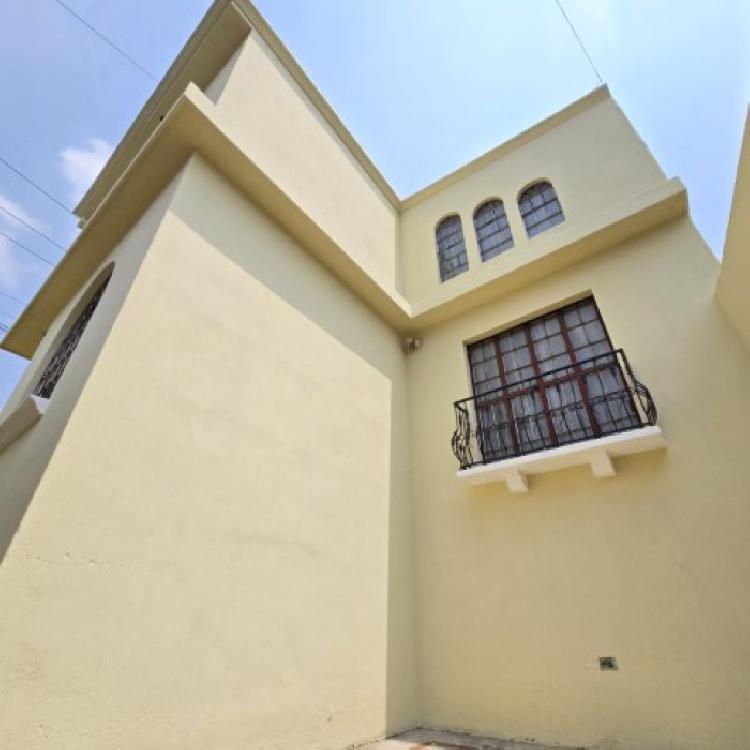 Casa en Venta San Cristóbal con 2 Locales o 5 Parqueos