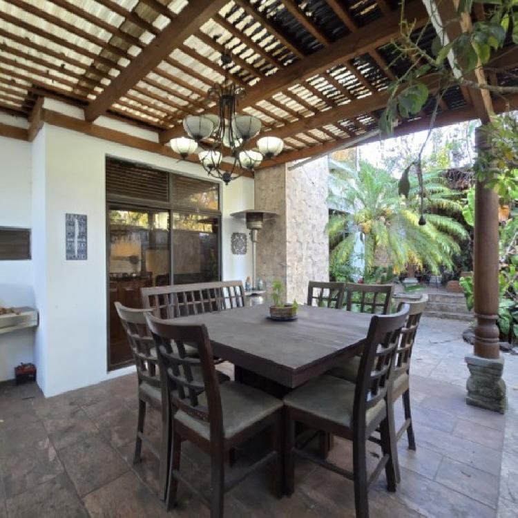 Casa en Venta en Condominio sobre Bulevar San Cristobal