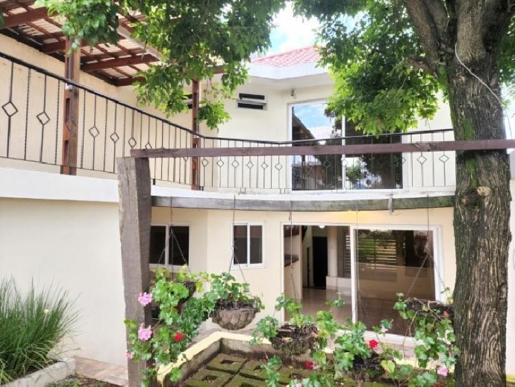 Casa en Venta fuera de garita, por Pinares