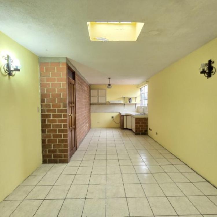 Casa en Venta Zona 11 Mariscal, con 3 apartamentos