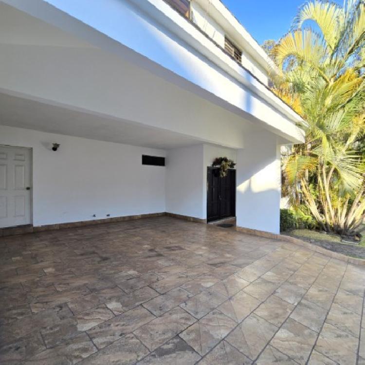 Casa en Venta en Condominio sobre Bulevar San Cristobal