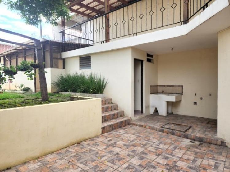 Casa en Venta fuera de garita, por Pinares