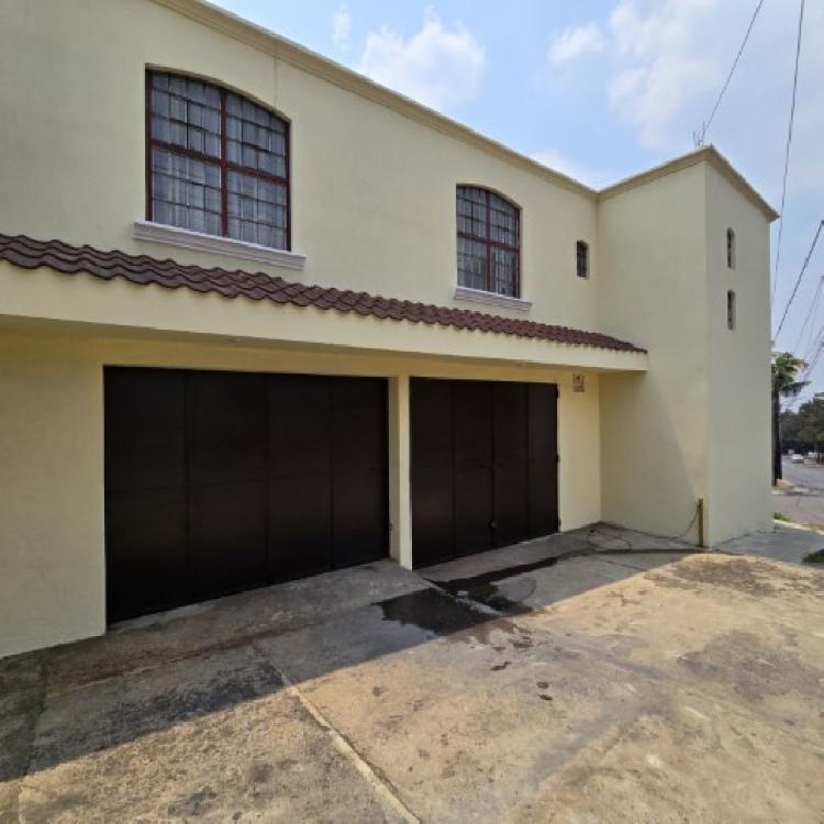 Casa en Venta San Cristóbal con 2 Locales o 5 Parqueos