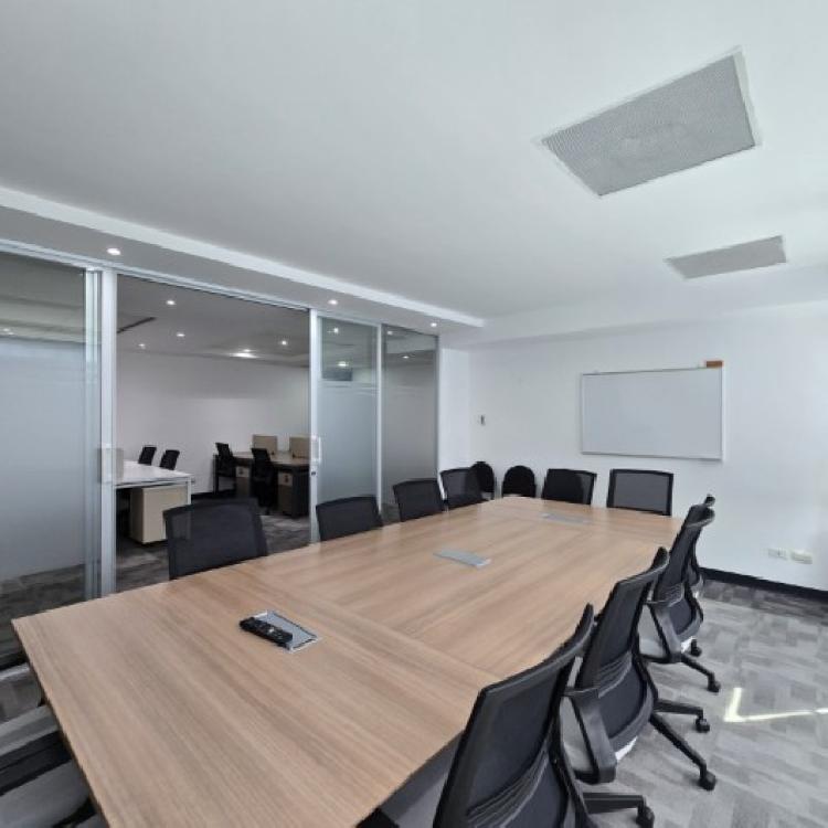 Oficina Amueblada y Equipada en Venta Zona 14 Europlaza