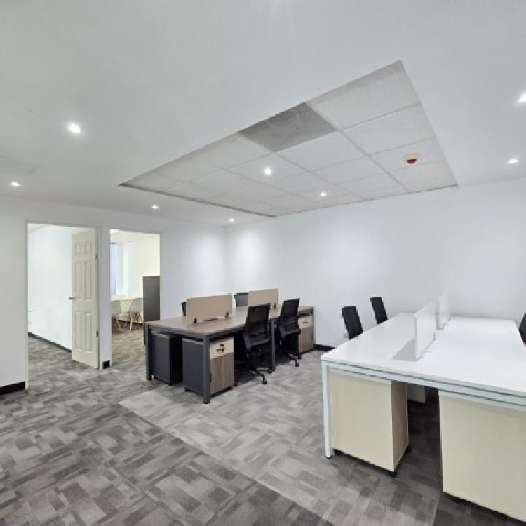 Oficina Amueblada y Equipada en Venta Zona 14 Europlaza