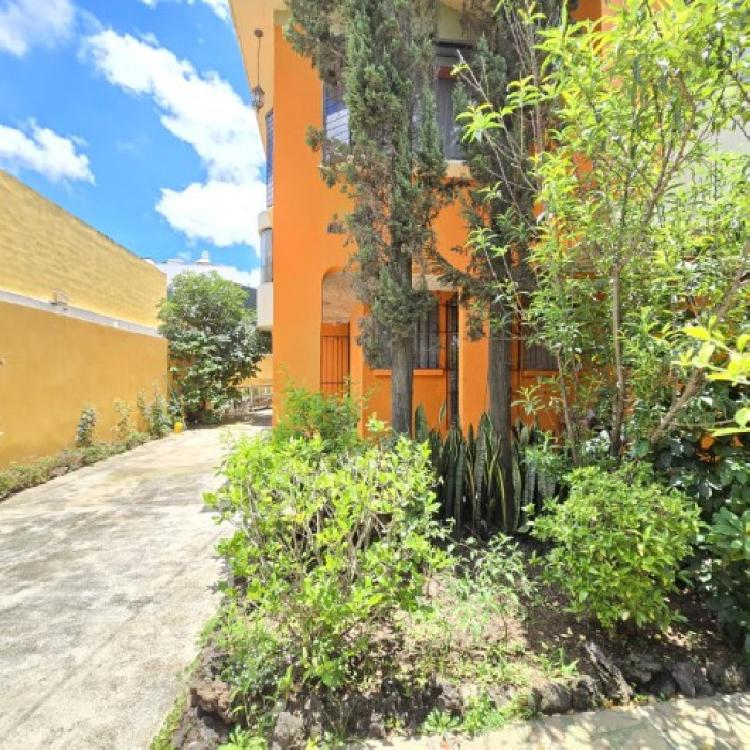 Casa grande en Venta en San Cristóbal y 2 Apartamentos