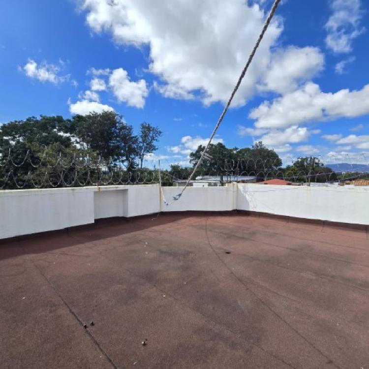Casa en Renta Zona 16 Guatemala, afuera de garita