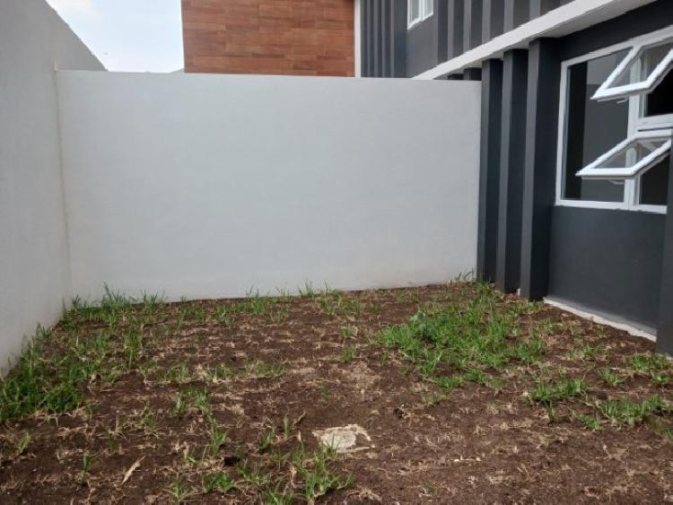 Apartamento con Jardín en Renta en Senderos Zona 16