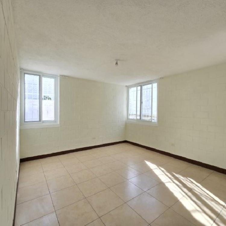 Casa en Renta San Cristóbal - Un Nivel y 4 Parqueos