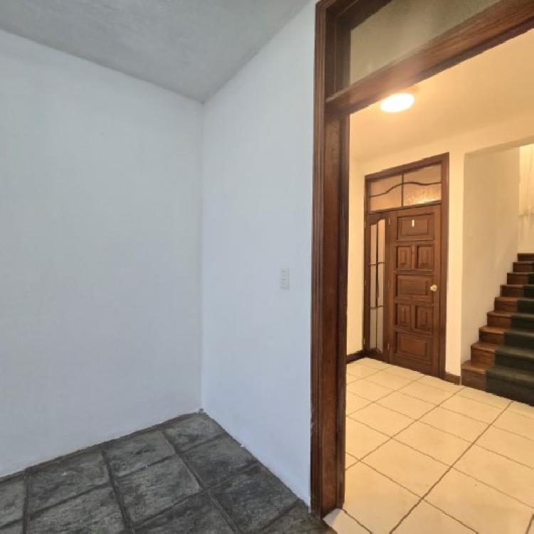 Casa en Renta Zona 16 Guatemala, afuera de garita