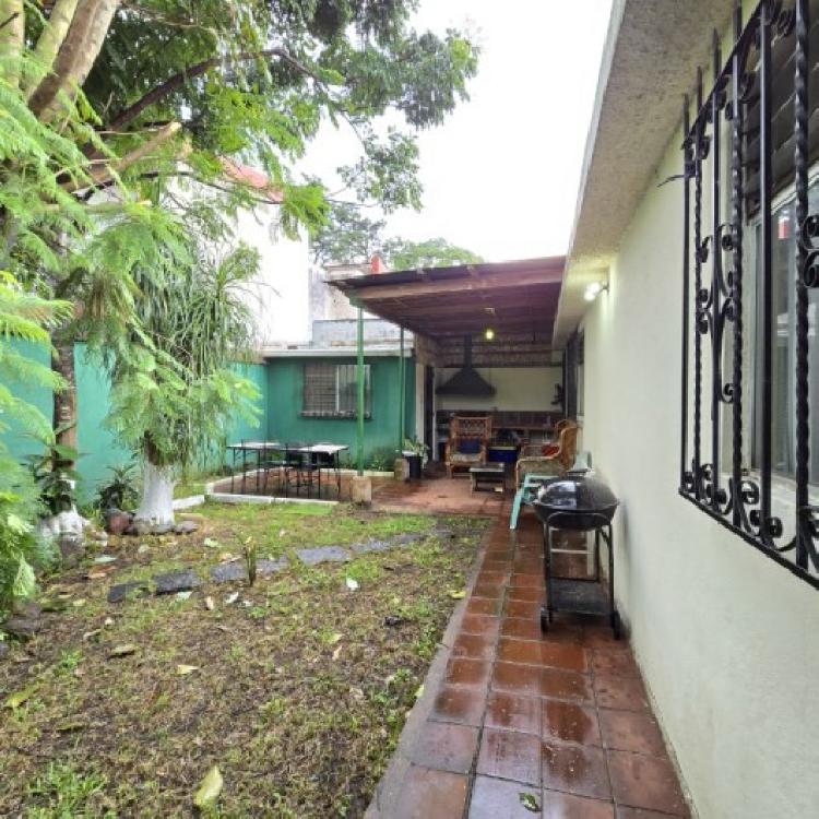 Casa en Venta Zona 11 Mariscal, con 3 apartamentos