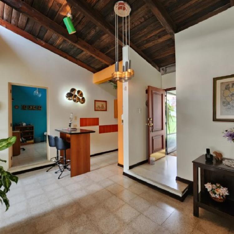 Casa en Venta de Un Nivel y Amplio Jardín San Cristóbal