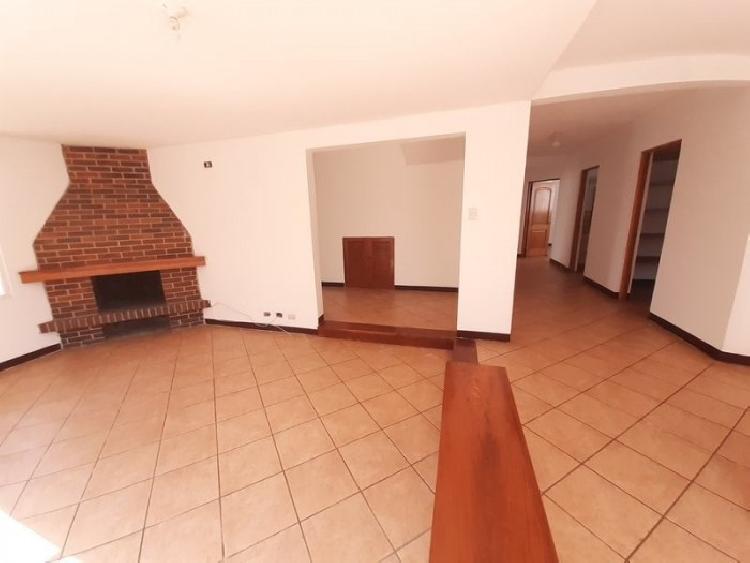 Casa en Venta con amplio jardín en San Cristobal Mixco