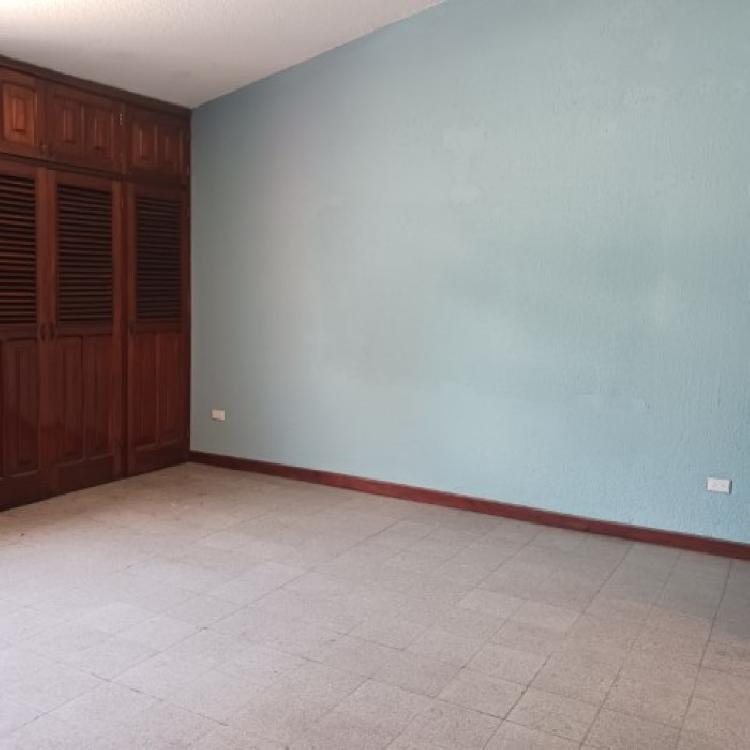 Casa Grande para Uso Comercial en Renta Zona 12 Ciudad