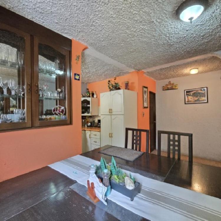 Casa grande en Venta en San Cristóbal y 2 Apartamentos