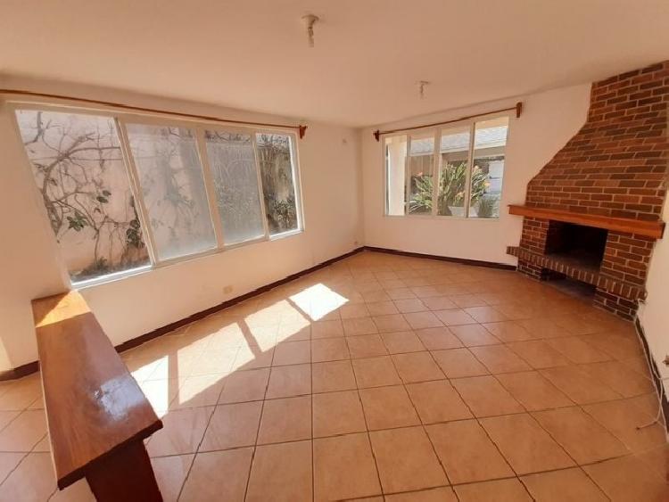 Casa en Venta con amplio jardín en San Cristobal Mixco