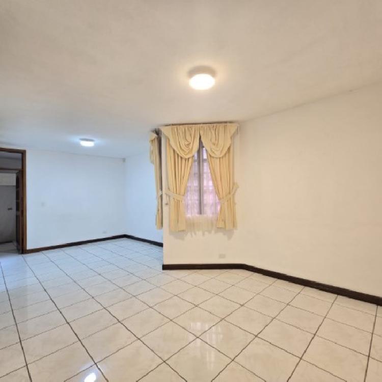 Casa en Renta Zona 16 Guatemala, afuera de garita