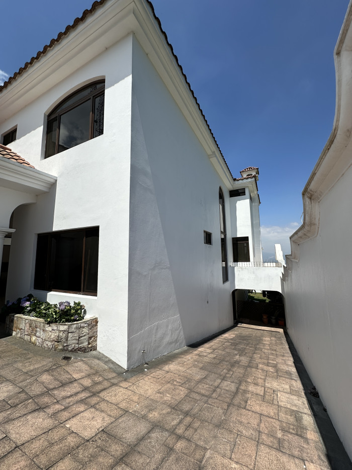 VENTA de Casa Luxury Altos de Monte Bello CAES km 9.5