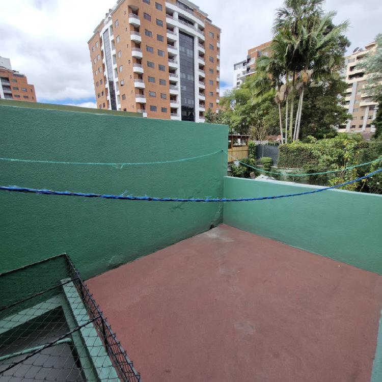 Casa en Venta en Zona 10 a dos cuadras Diagonal 6