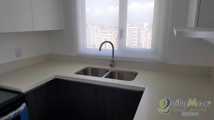 Apartamento en renta zona 10 amplio balcon