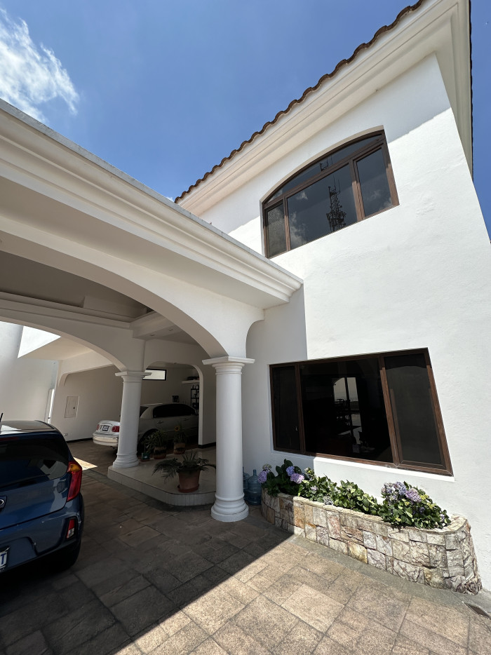 VENTA de Casa Luxury Altos de Monte Bello CAES km 9.5