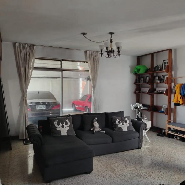 Venta de casa en Colonia Miraflores Sur zona 11