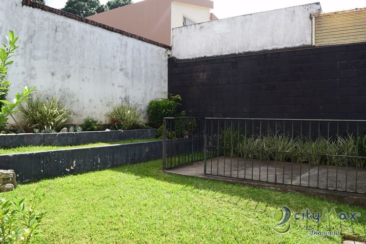 CASA EN RENTA PARA OFICINAS EN ZONA 16 BLVD. LA MONTAÑA