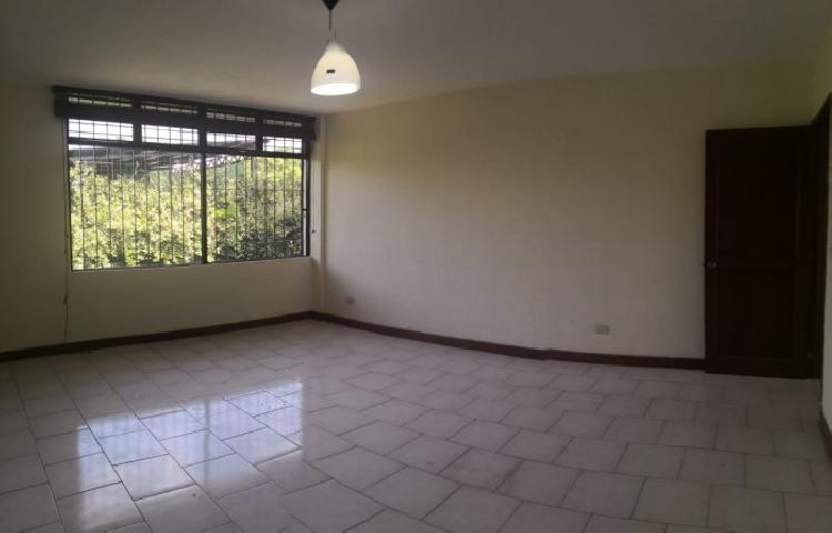 Casa en renta fuera de condominio en zona 13