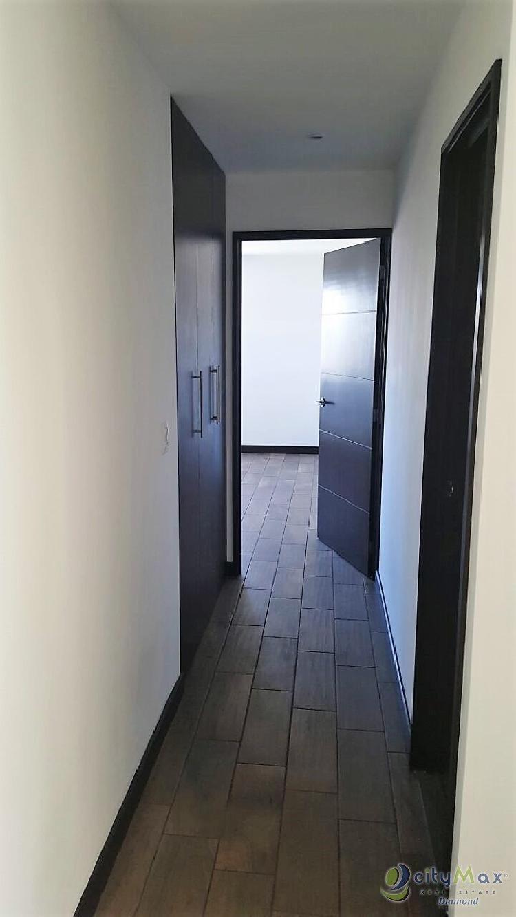 Apartamento en renta zona 10 amplio balcon