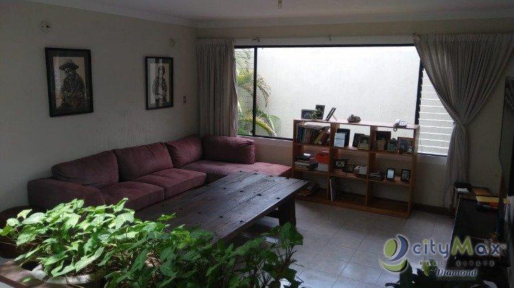 En Venta Amplia casa en condominio en zona 10