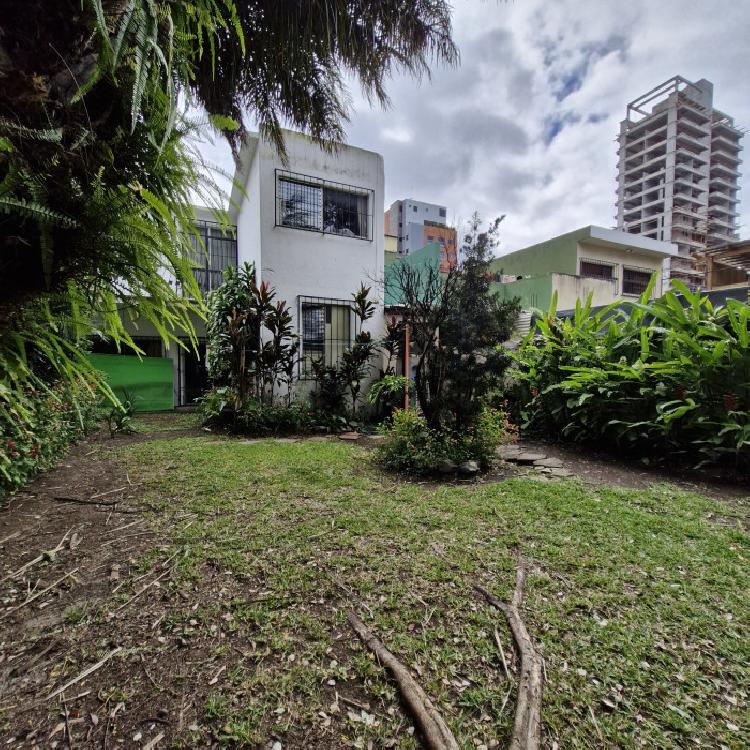 Casa en Venta en Zona 10 a dos cuadras Diagonal 6